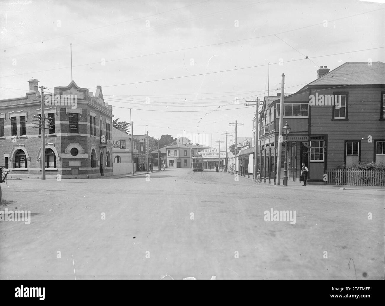 Vista di Sumner, vicino a Christchurch, nuova Zelanda, con il centro della Sumner Public Library a sinistra, vista che guarda lungo una strada a Sumner con il centro della Sumner Public Library a sinistra e vari edifici commerciali alla fine della strada e sulla destra, CA 1910 Foto Stock