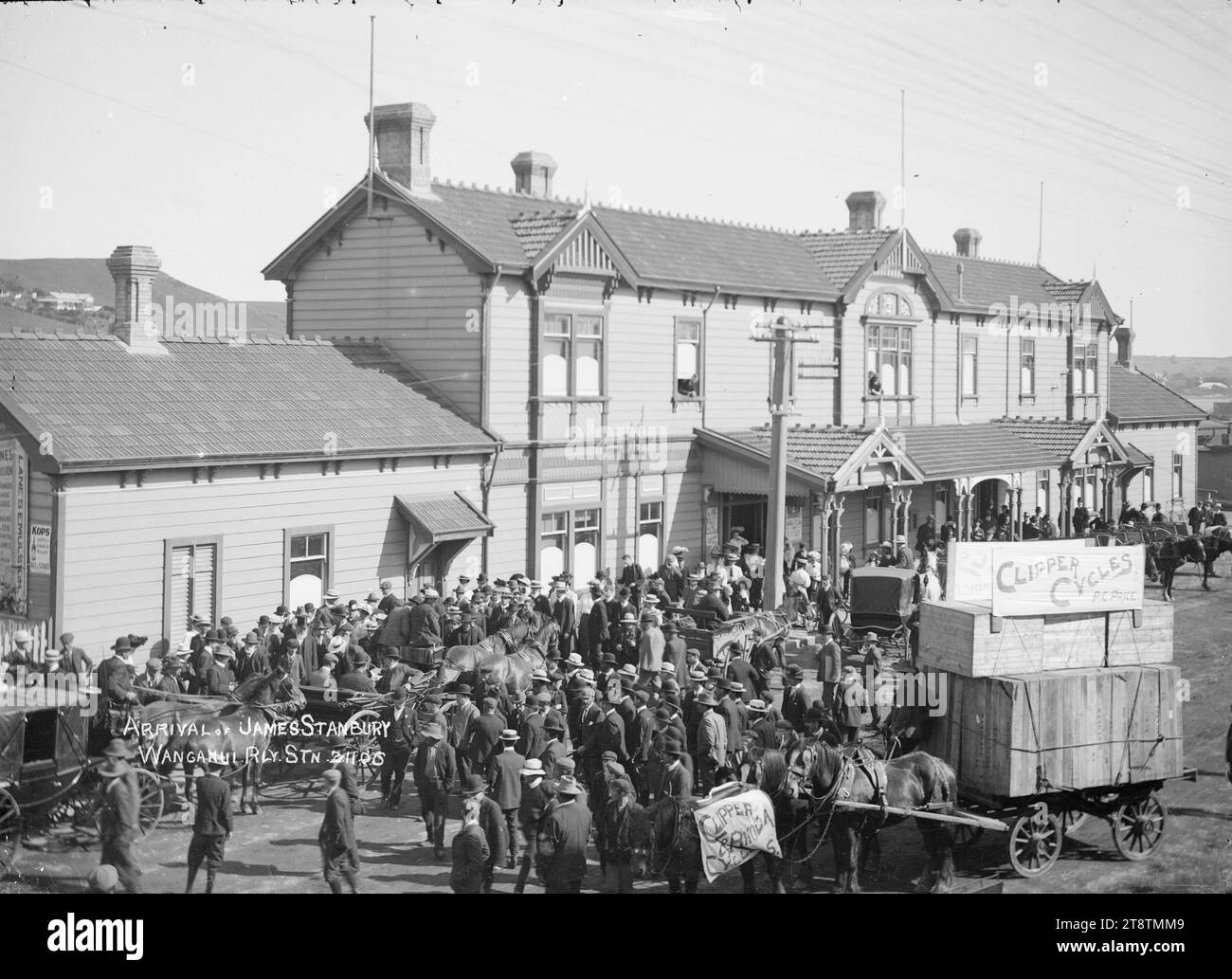 James Stanbury arrivo alla stazione ferroviaria di Wanganui, nuova Zelanda, veduta della stazione ferroviaria di Wanganui, nuova Zelanda con una folla che assiste all'arrivo del campione australiano James Stanbury, il 2 novembre 1906 Foto Stock