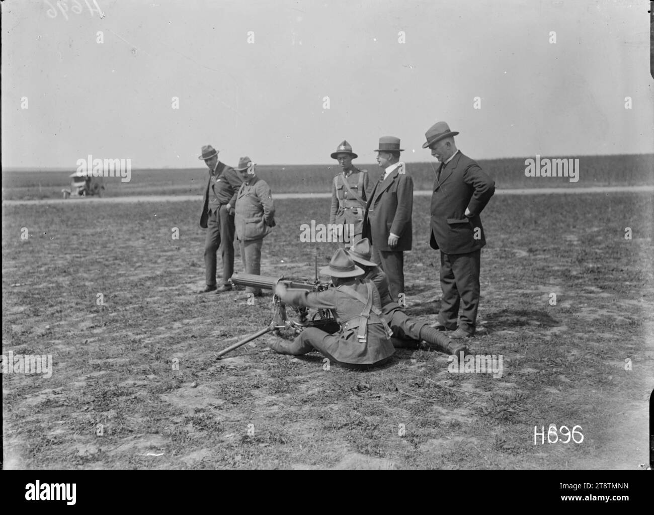 Il primo ministro William Massey e Sir Joseph Ward con mitragliatrici neozelandesi a Bois-de-Warnimont, Francia, il primo ministro William Massey e Sir Joseph Ward con mitragliatrici neozelandesi non lontano dalle linee del fronte francese durante la prima guerra mondiale Due pistoleri dimostrano il funzionamento di una mitragliatrice. Foto scattata a Bois-de-Warnimont il 30 giugno 1918 Foto Stock