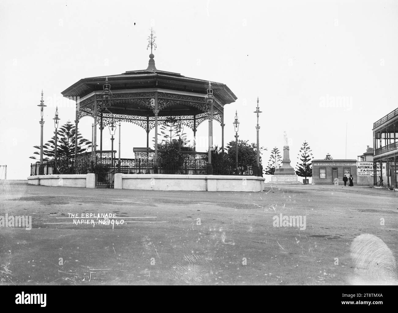 L'Esplanade (Marine Parade) a Napier, veduta della Marine Parade, Napier. La banda rotunda al centro ha tracciati in ferro battuto intorno alla sommità e sotto le ringhiere. Ci sono lampioni intorno alla rotonda, il monumento commemorativo della Guerra del Sud Africa è sulla destra, e i locali della New Zealand Accident Insurance Company sulla destra, intorno al 1910 Foto Stock
