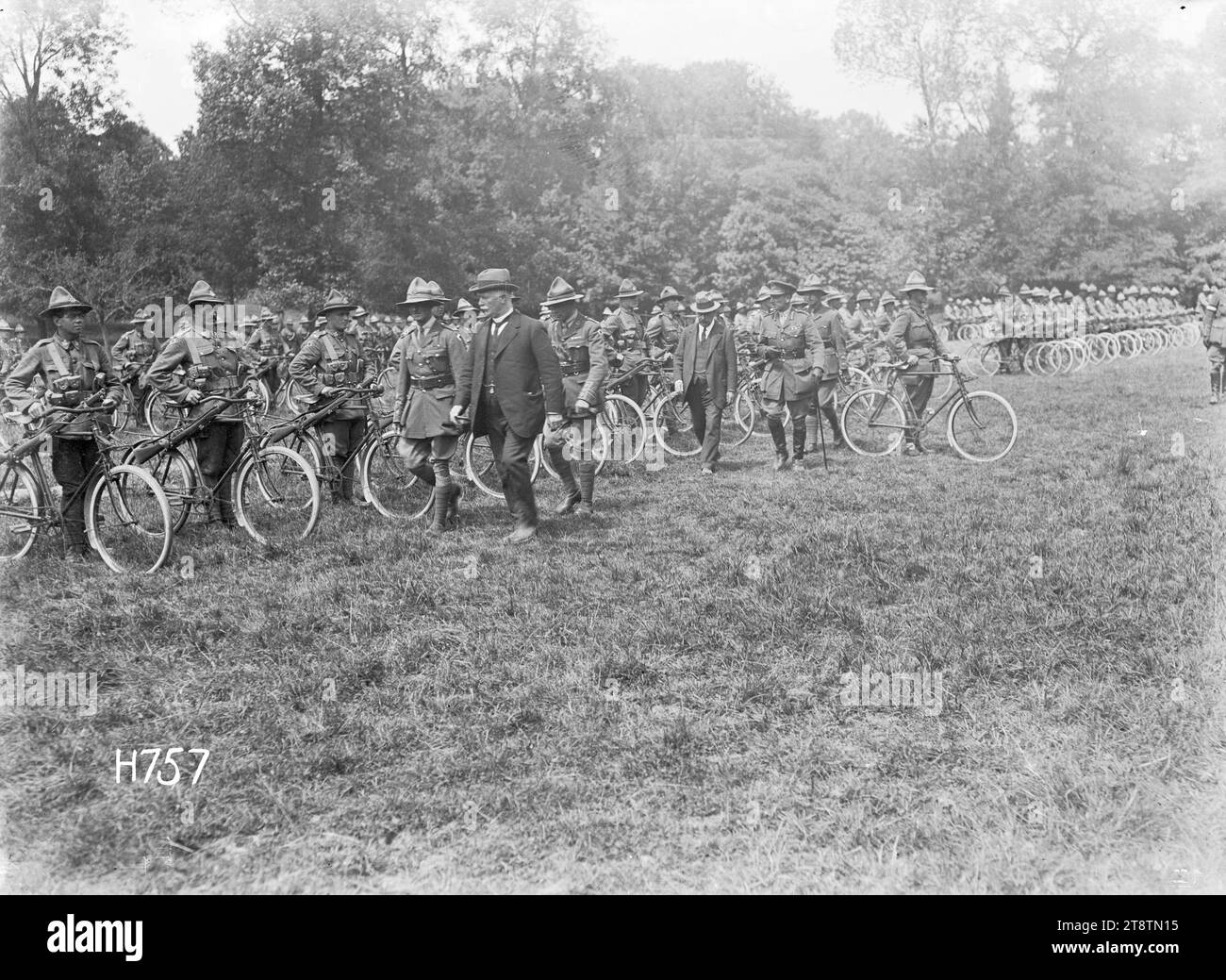 Ispezione del battaglione ciclisti della nuova Zelanda da parte di William Massey e Joseph Ward, Francia, ispezione del battaglione ciclisti della nuova Zelanda da parte di William Massey e Joseph Ward. Fotografato il 3 luglio 1918 in Francia Foto Stock
