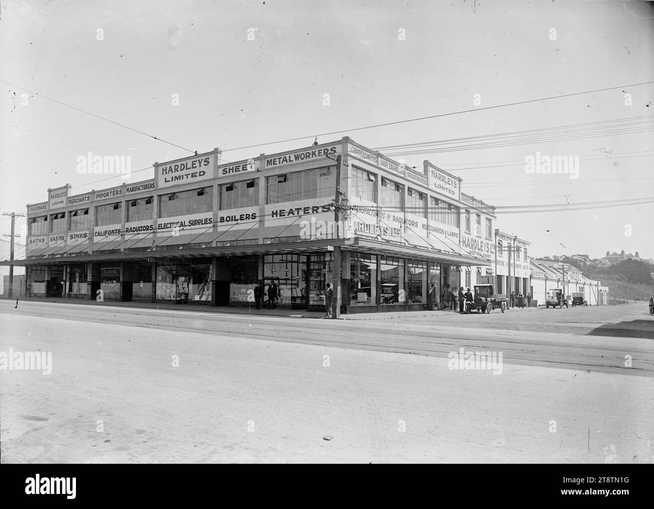 Hardleys Ltd, Newmarket, Auckland, nuova Zelanda, sede commerciale View of Handleys Ltd all'angolo tra Broadway e Morrow Street, Newmarket, Auckland, nuova Zelanda. Auckland, New Zealand Grammar School in Mountain Road può essere vista in lontananza. I camion delle consegne e un'auto sono parcheggiati a Morrow Street. negli anni '1920 Foto Stock