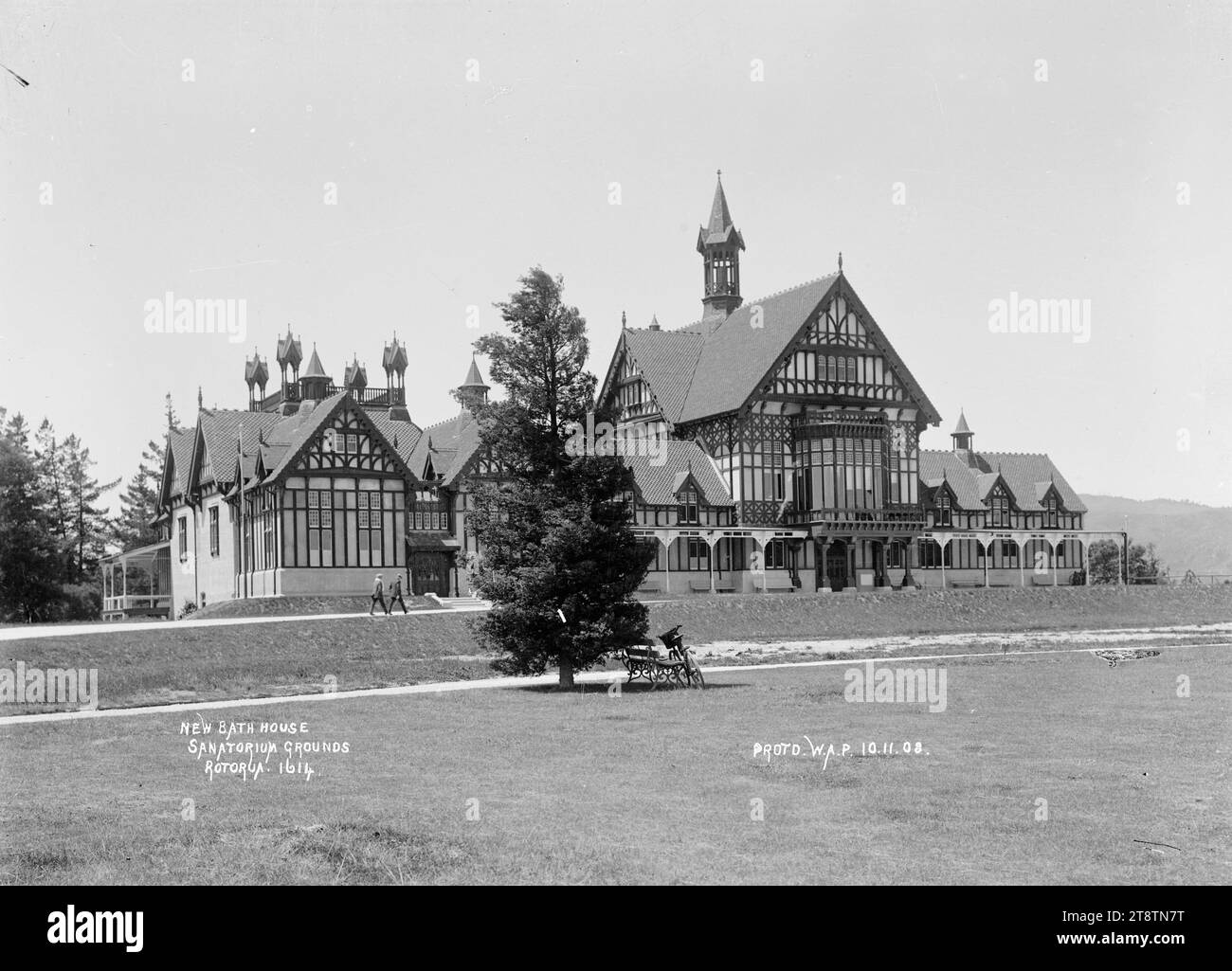 New Bath House, Rotorua, Vista del bagno in stile Tudor e dei giardini circostanti. Il 10 novembre 1908, subito dopo l'apertura ufficiale nell'agosto 1908 Foto Stock