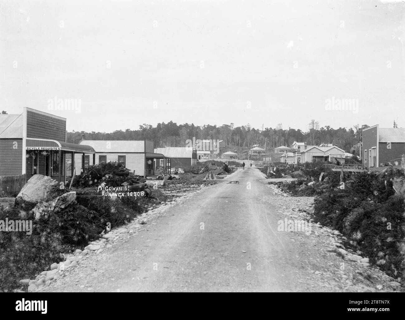 McGowan Street, Runanga, Vista di McGowan Street, Runanga, guardando a sud con Seddon Terrace alla fine, con un negozio che vende "articoli per biciclette" al centro a sinistra. P tra 1905 e 1912 Foto Stock