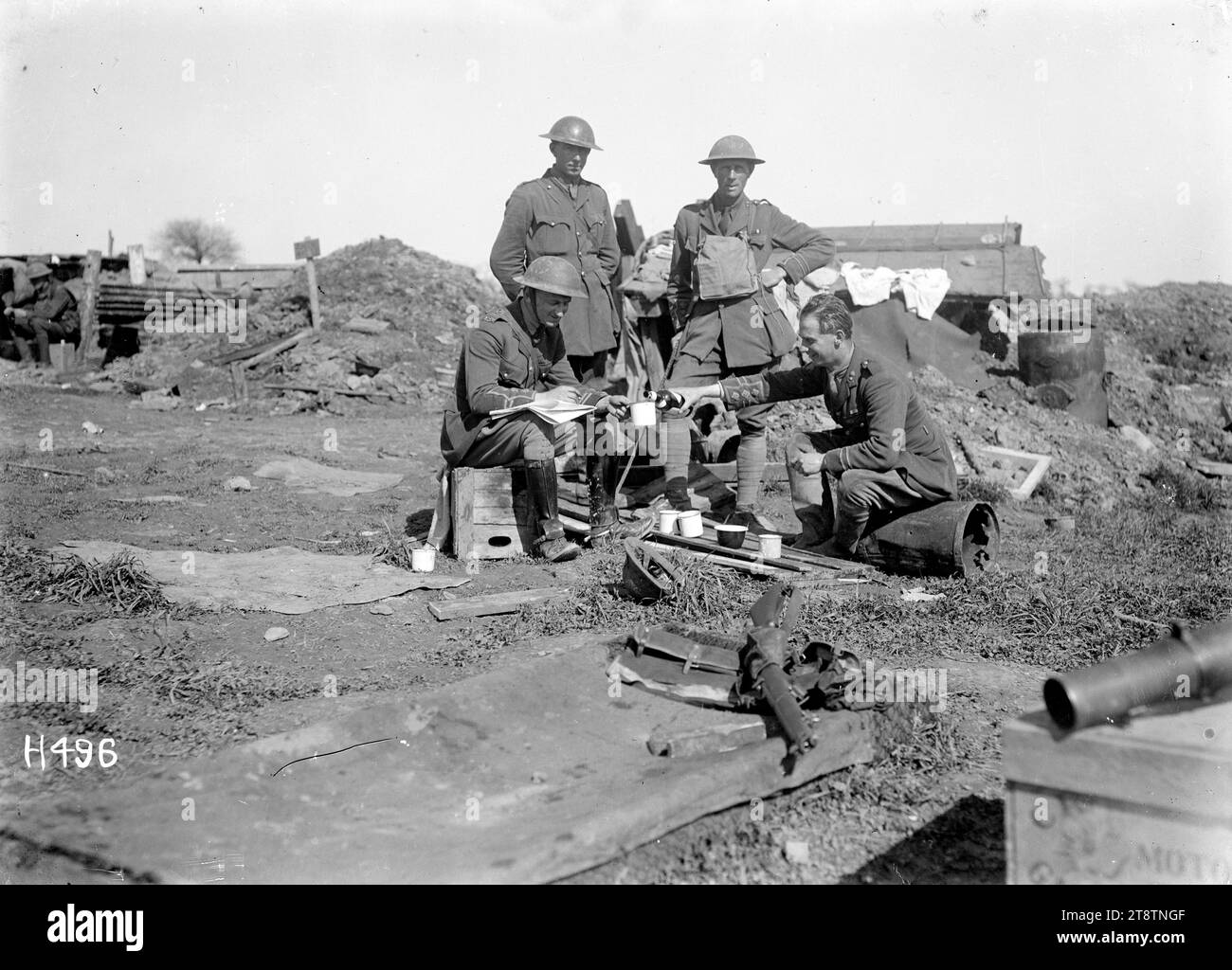 Ufficiali dei mortai di trincea neozelandesi sulla somme, ufficiali dei mortai di trincea neozelandesi si gustano un drink sulla somme. Foto scattata nei pressi di Colincamps il 15 aprile 1918 Foto Stock