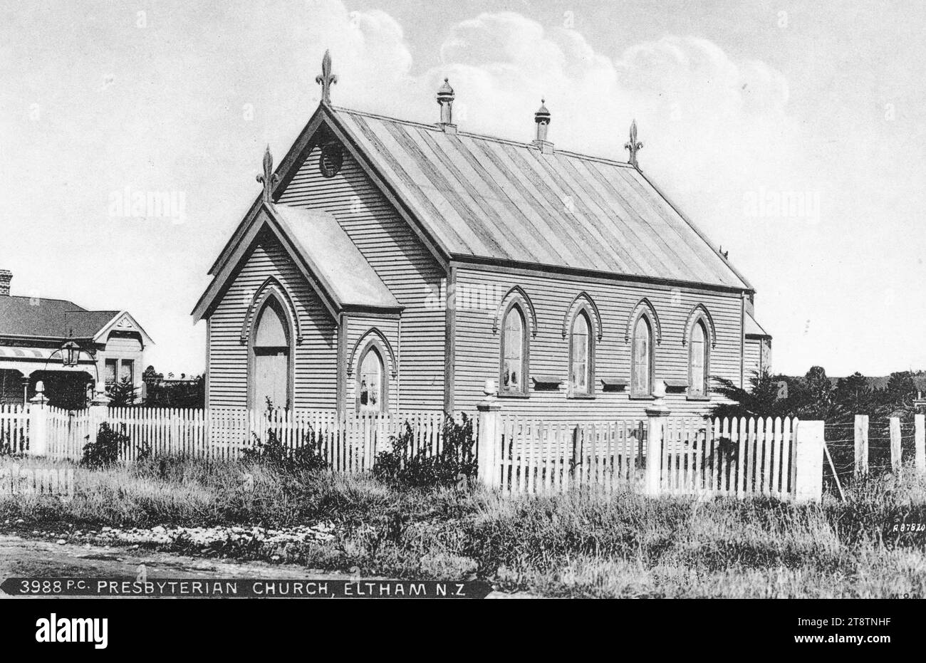 Cartolina. Presbyterian Church, Eltham, N.Z. 3988 P.C. M.A.W. series, stampato in Sassonia CA 1904-1914, mostra un edificio in legno con portico e quattro vedove gotiche lungo il lato Foto Stock