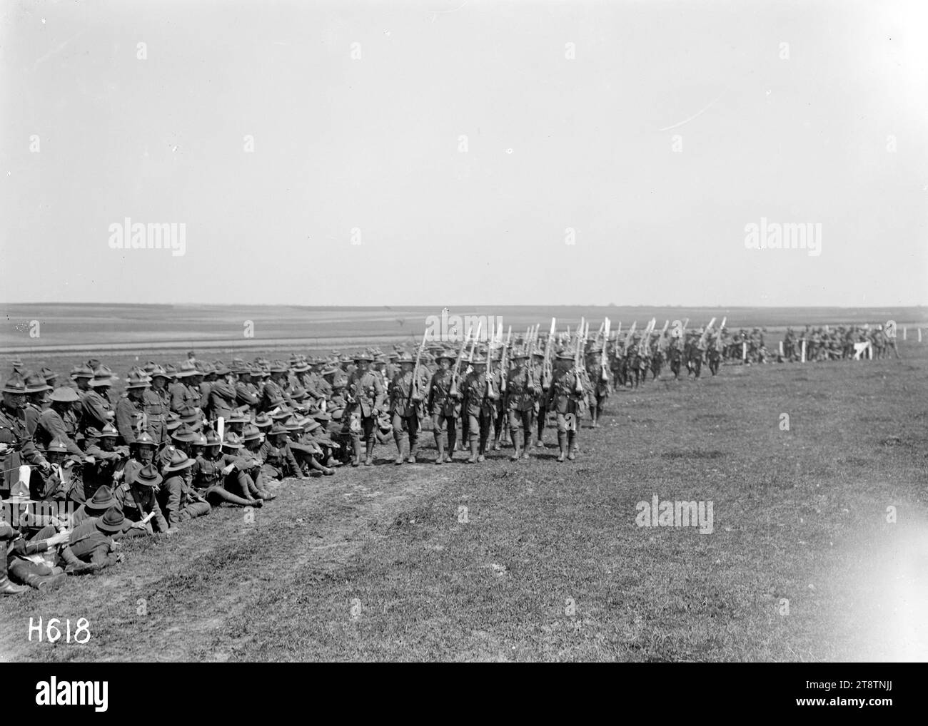 Un reggimento Otago vince un evento al New Zealand Infantry Brigade Horse Show, France, un reggimento Otago che vince la gara di montaggio di guardia al New Zealand Infantry Brigade Horse Show, Vaucelles, Francia durante la prima guerra mondiale Mostra il Reggimento che marcia con i fucili con spalle davanti agli spettatori. Fotografia scattata il 20 maggio 1918 Foto Stock