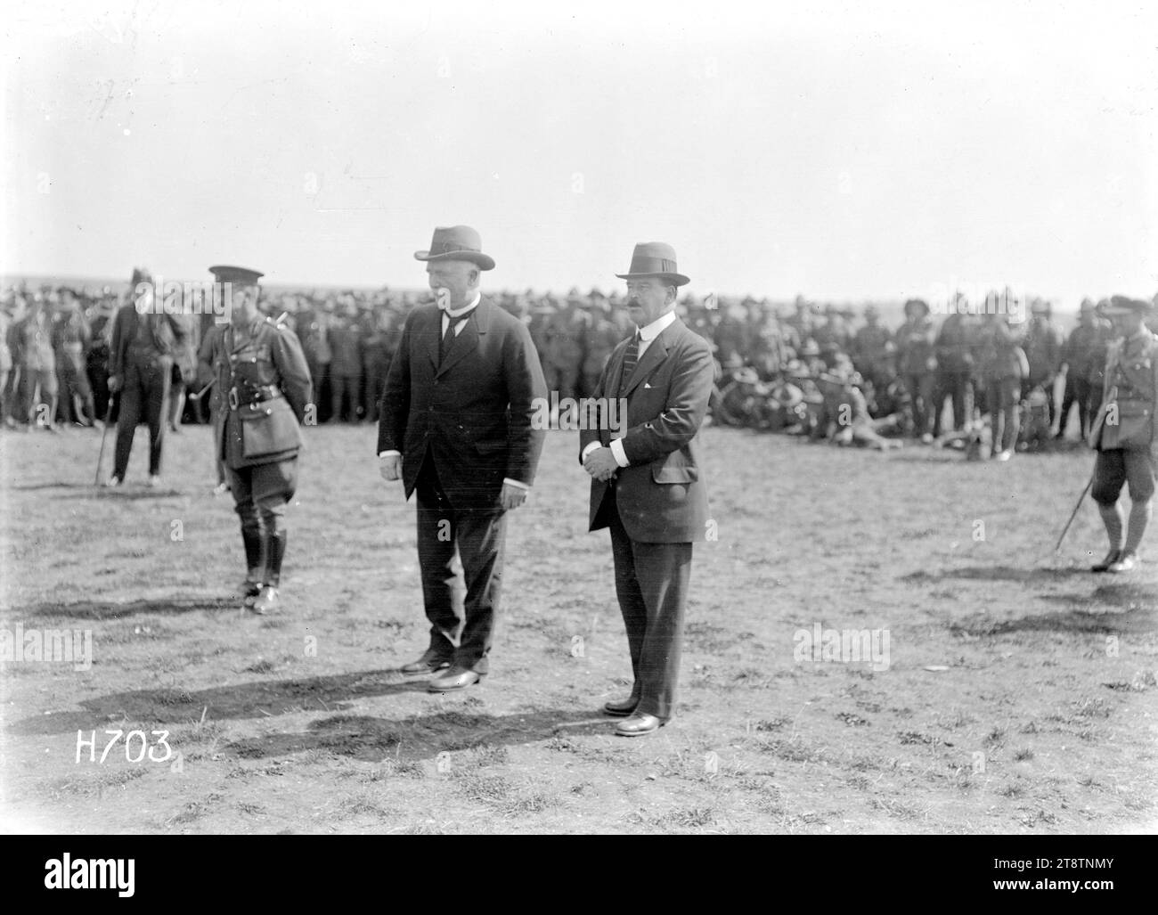 Il primo ministro William Massey e Sir Joseph Ward visitano le truppe neozelandesi sul campo, Bois-de-Warnimont, Francia, il primo ministro William Massey e Sir Joseph Ward visitando le truppe neozelandesi a Bois-de-Warnimont in Francia durante la prima guerra mondiale Mostra la coppia vicino alla telecamera sullo sfondo di soldati. Fotografia scattata il 1o luglio 1918 Foto Stock