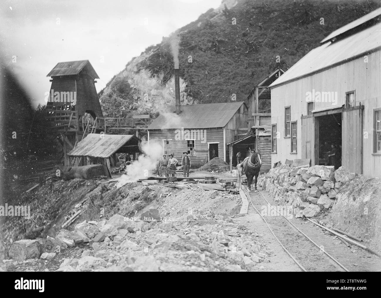 Vista della miniera di Globe Hill, vicino a Reefton, contea di Inangahua, vista della miniera di Globe Hill vicino a Inangahua, fotografata intorno al 1910. Mostra il vecchio albero Globe Foto Stock