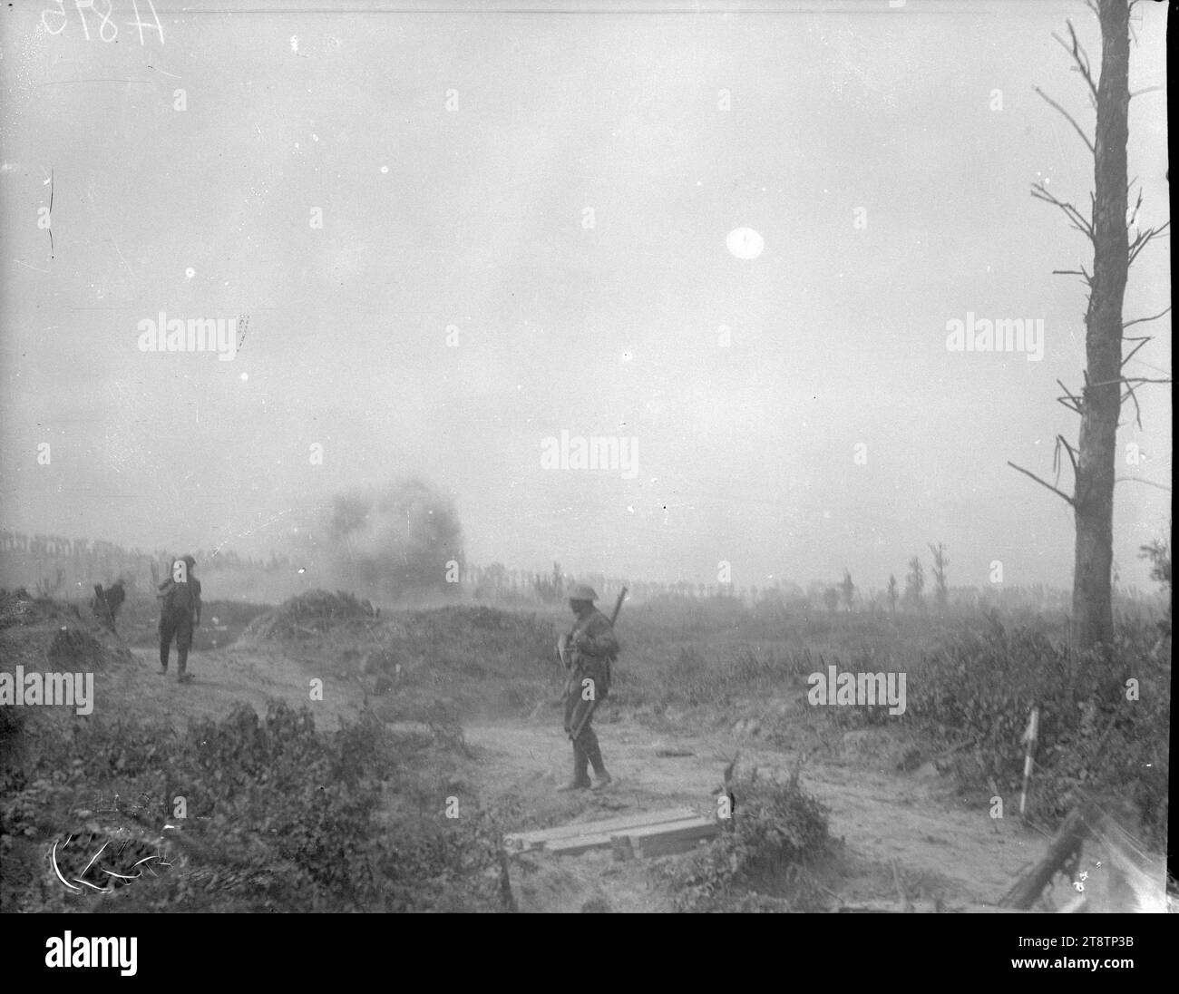 Una conchiglia scoppiò vicino alle truppe neozelandesi, Bailleul, prima guerra mondiale, Una conchiglia scoppiò vicino ai soldati neozelandesi durante la battaglia di Messines Ridge nella prima guerra mondiale Fotografia scattata nei pressi di Bailleul, Francia, il 14 giugno 1917 Foto Stock