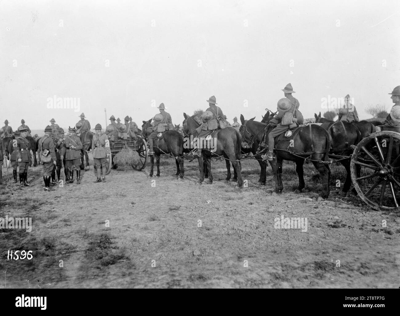 Ispezione del trasporto di una batteria di artiglieria da campo neozelandese, Francia, ispezione del trasporto di una batteria di artiglieria da campo neozelandese la mattina presto vicino a Bus-les-Artois da parte del General Officer Commanding della Divisione neozelandese, maggiore generale Russell (sulla destra con il bastone). Fotografia scattata il 21 maggio 1918 Foto Stock
