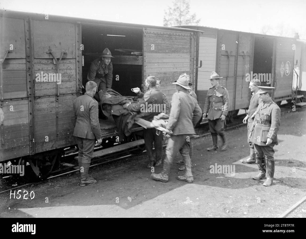 Un caso di barella caricato su un treno ospedaliero, Francia, i soldati della nuova Zelanda caricano un compagno ferito su una barella sul treno che trasportava i feriti diretti in Inghilterra durante la prima guerra mondiale Fotografia scattata a Louvencourt il 22 aprile 1918 Foto Stock