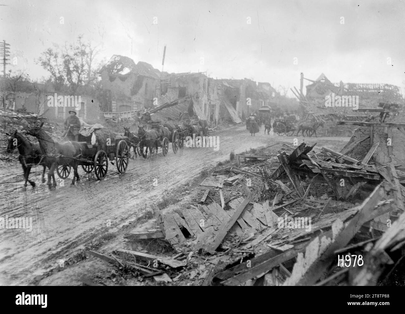 Trasporto della nuova Zelanda in movimento attraverso un villaggio francese riconquistato, prima guerra mondiale, trasporto dell'esercito neozelandese in movimento attraverso un villaggio francese riconquistato (non identificato) in una mattinata di pioggia. Mostra cavalli e muli che trainano carri lungo una strada. Su entrambi i lati gli edifici sono stati gravemente danneggiati. Fotografia scattata il 27 agosto 1918 Foto Stock