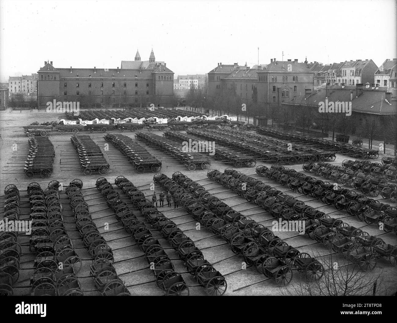 File di trasporto militare neozelandese, Mulheim, Germania, quattro soldati sono nani mentre si trovano in mezzo alle file del trasporto militare neozelandese. Presa a Mulheim, Germania, nel marzo 1919 Foto Stock