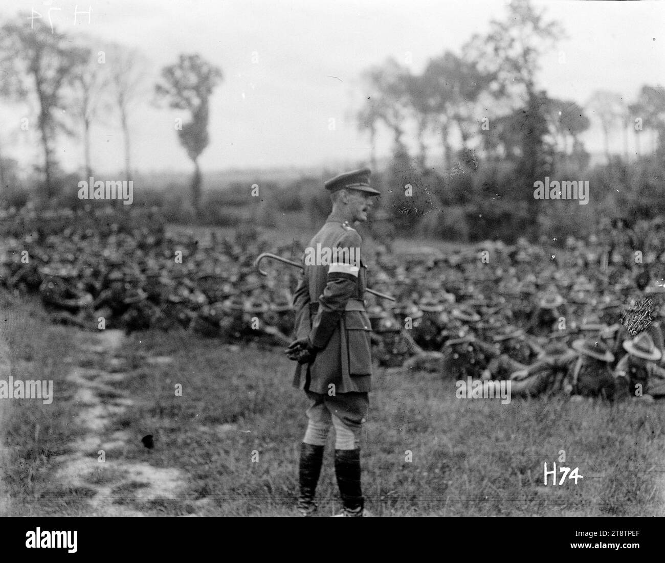 Il generale Godley si rivolge alle truppe dopo la battaglia di Messines, il generale Godley si congratula con i membri della 2nd Infantry Brigade per il loro successo nella battaglia di Messines in una recensione tenuta in seguito. Godley, in piedi al centro, si rivolge alle truppe sedute. Fotografia scattata il 21 giugno 1917 Foto Stock