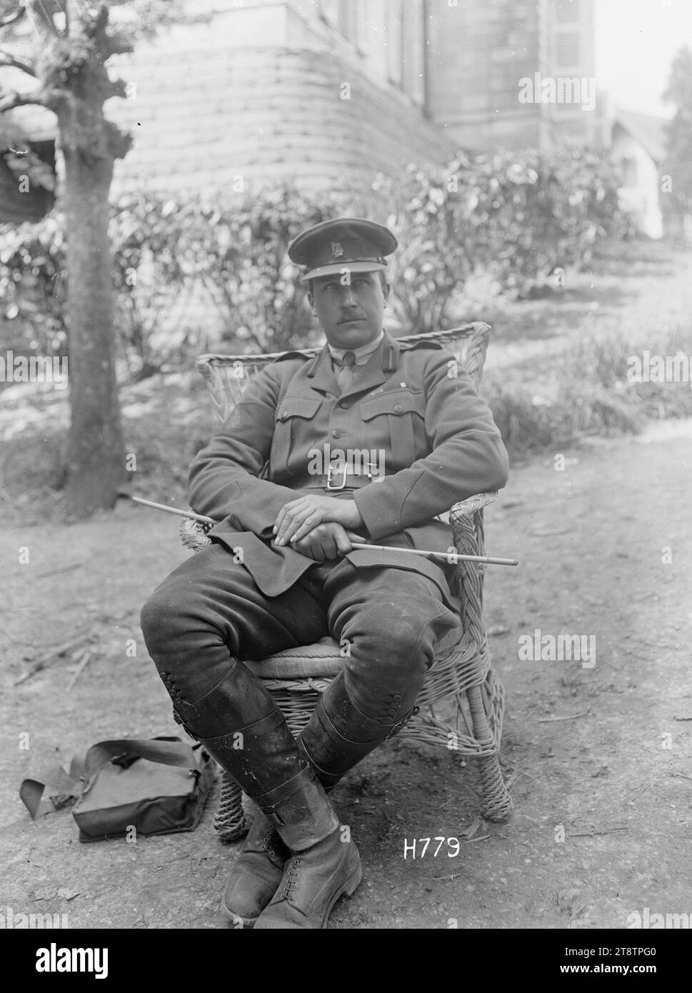 Un ufficiale di stato maggiore della Divisione nuova Zelanda, prima guerra mondiale, Ritratto di un ufficiale di stato maggiore della Divisione nuova Zelanda nella prima guerra mondiale in uniforme militare completa seduto su una sedia di vimini. È identificato come tenente colonnello Henry Maitland Wilson, noto come Jumbo Wilson. Foto scattata Bus-les-Artois, Francia, 21 maggio 1918 Foto Stock