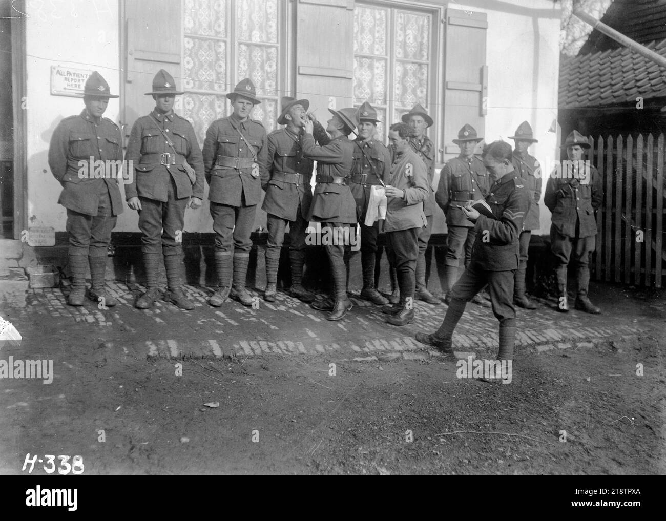 Ispezionando i denti dei soldati durante la prima guerra mondiale, i soldati vengono sottoposti a un'ispezione dei denti fuori dall'ospedale dentistico di Nielles, in Francia. Fotografia scattata nel novembre 1917 Foto Stock