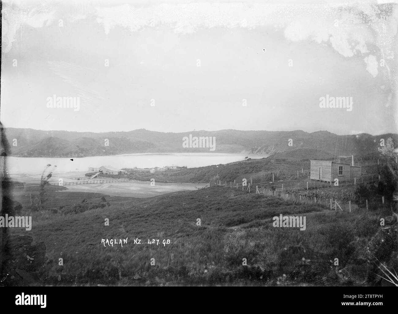 Parte di Raglan, New Zealand Harbour, alla foce del fiume Opotoru, intorno al 1911, vista generale su Raglan, New Zealand Harbour, con il ponte sul centro del fiume Opotoru a sinistra. Preso intorno al 1911 da 'G B', datato da immagini nella stessa sequenza di numeri Foto Stock