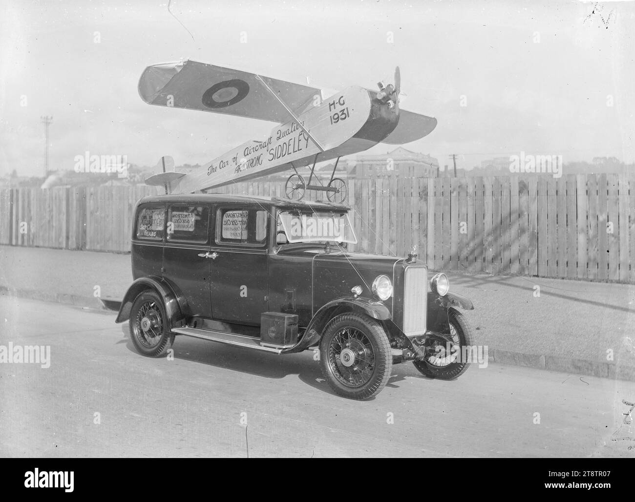 Un Armstrong-Siddeley decorato con un modello di aereo sul tetto, Un Armstrong-Siddeley decorato con un modello di aereo sul tetto, che pubblicizza l'auto. P nel 1931 Foto Stock