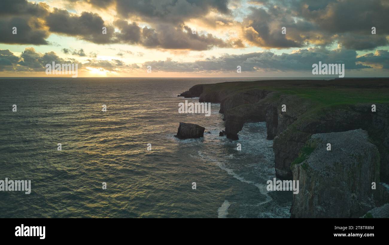 Foto Arial del Pembrokeshire Coast National Park. Queste scogliere si trovano proprio accanto agli Elegug Stacks e la foto mostra il Green Bridge. Foto Stock