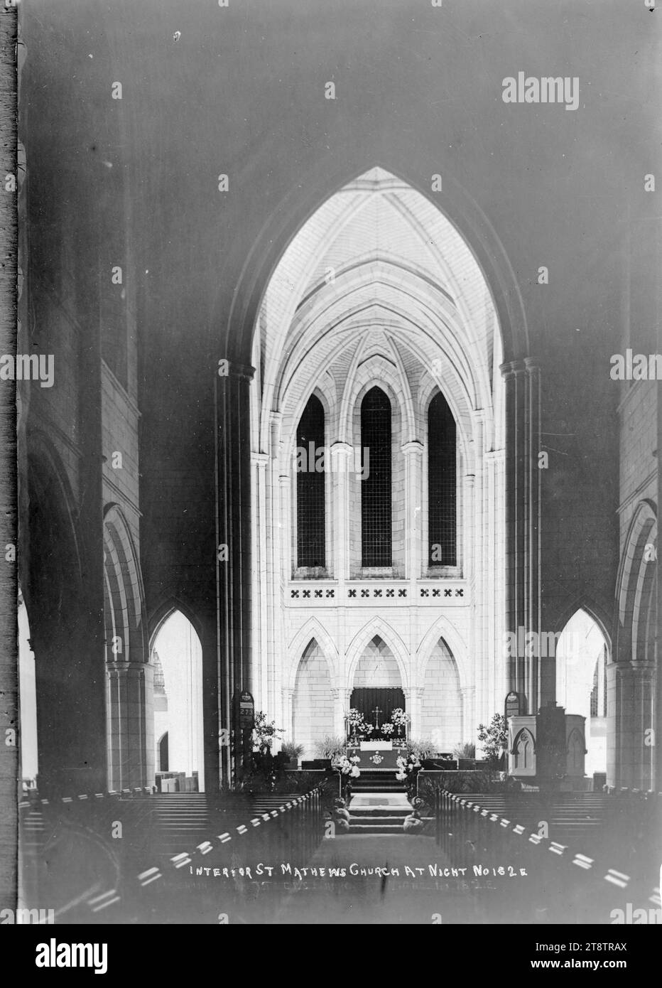 Interno della Chiesa di San Matteo, Auckland, nuova Zelanda di notte, Vista della Chiesa di San Matteo (Anglican), Wellesley Street West, scattata di notte guardando verso il santuario. all'inizio degli anni '1900 Foto Stock