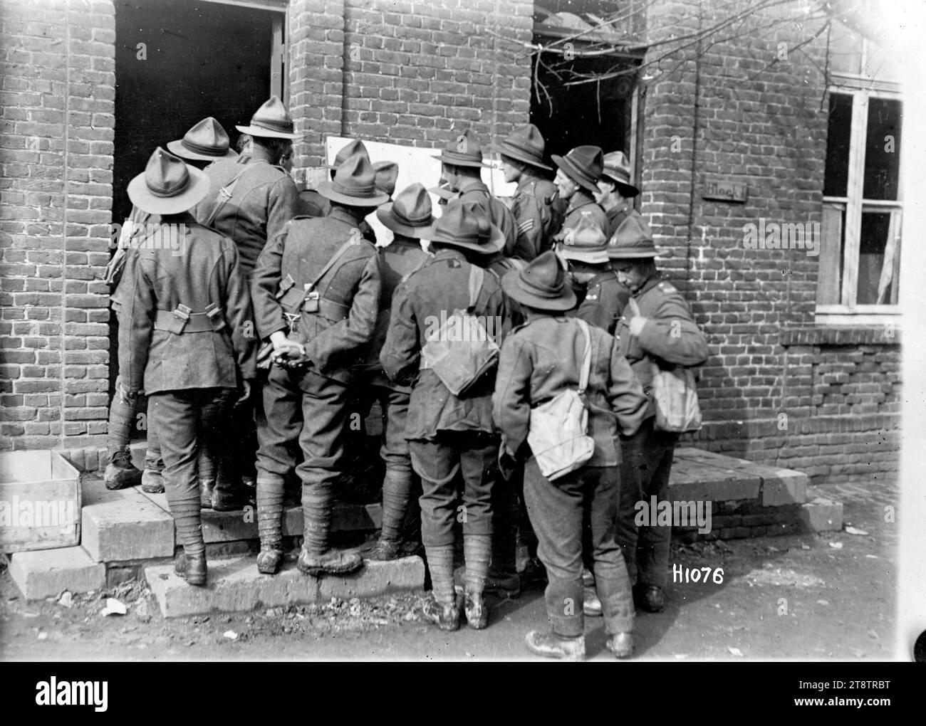 I soldati neozelandesi della prima guerra mondiale scansionano le mappe per vedere il progresso degli Alleati, Beauvois, Francia, Un gruppo di soldati neozelandesi scansionano le mappe pubblicate su un edificio per controllare la posizione delle città riconquistate dagli Alleati durante la prima guerra mondiale Fotografia scattata il 15 ottobre 1918 Foto Stock