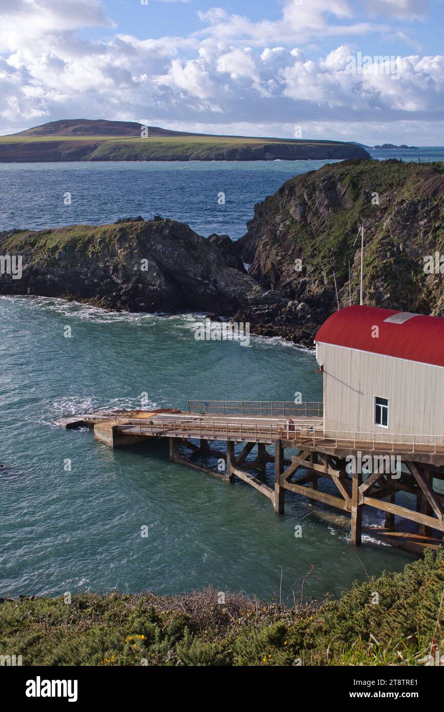 St Davids Lifeboat Station durante una ventosa giornata autunnale, tenutasi nel novembre 2023. La stazione si trova vicino alla città più piccola del Regno Unito (St Davids, Galles). Foto Stock