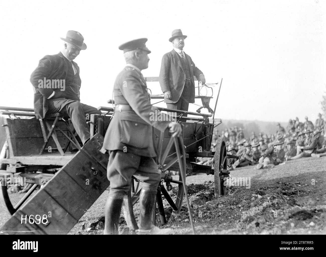 Sir Joseph Ward rivolgendosi ad un gruppo di trincee in Francia durante la prima guerra mondiale, Sir Joseph Ward, in piedi su un carro, si rivolge ad un gruppo di trincee a Louvencourt. Il primo Ministro Massey si siede nelle vicinanze. Fotografia scattata il 1o luglio 1918 Foto Stock