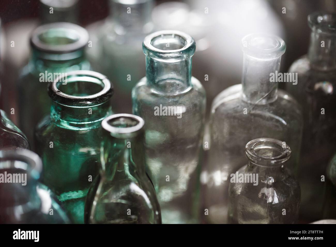 Matracci da farmacia vecchi vuoti, vetro medico antico multicolore, contenitori, flaconi per farmaci, messa a fuoco selettiva. Foto Stock
