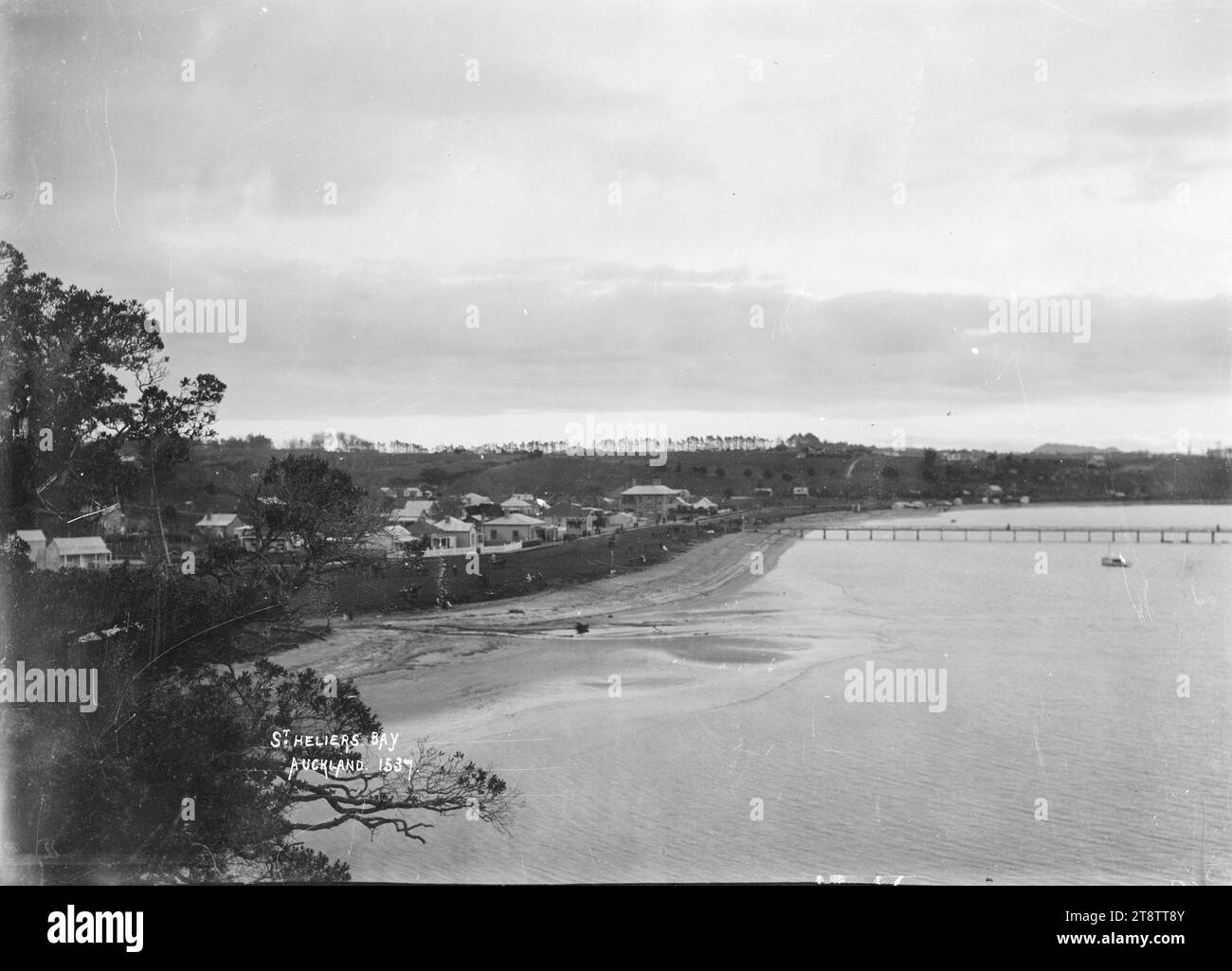 St Heliers Bay, St Heliers, Auckland, nuova Zelanda, Vista di St Heliers Bay, Auckland, nuova Zelanda, presa da Cliff Road guardando ad ovest. Il St Heliers Bay Hotel e il molo sono a media distanza. Fotografato tra il 1910 e il 1930 Foto Stock
