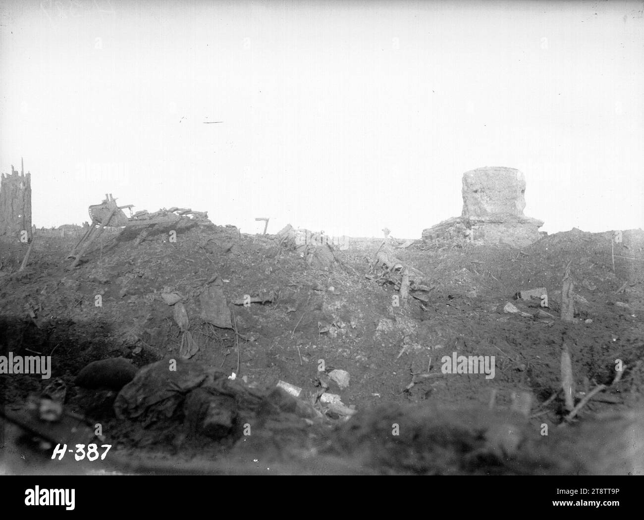 Una mitragliatrice tedesca distrutta e un posto di osservazione, la prima guerra mondiale, che guardava verso una postazione di osservazione e mitragliatrice tedesca abbandonata, nota come "la Torre" sul fronte occidentale. Cumuli di terra e detriti occupano il primo piano. Fotografia scattata il 27 novembre 1917 Foto Stock