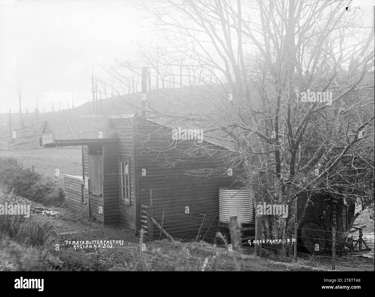 Te Mata Butter Factory, vicino a Raglan, nuova Zelanda, 1910, la te Mata Co-operative Butter Factory, un edificio in legno con un serbatoio d'acqua in ferro ondulato sulla sinistra. Presa il 1o agosto 1910 Foto Stock
