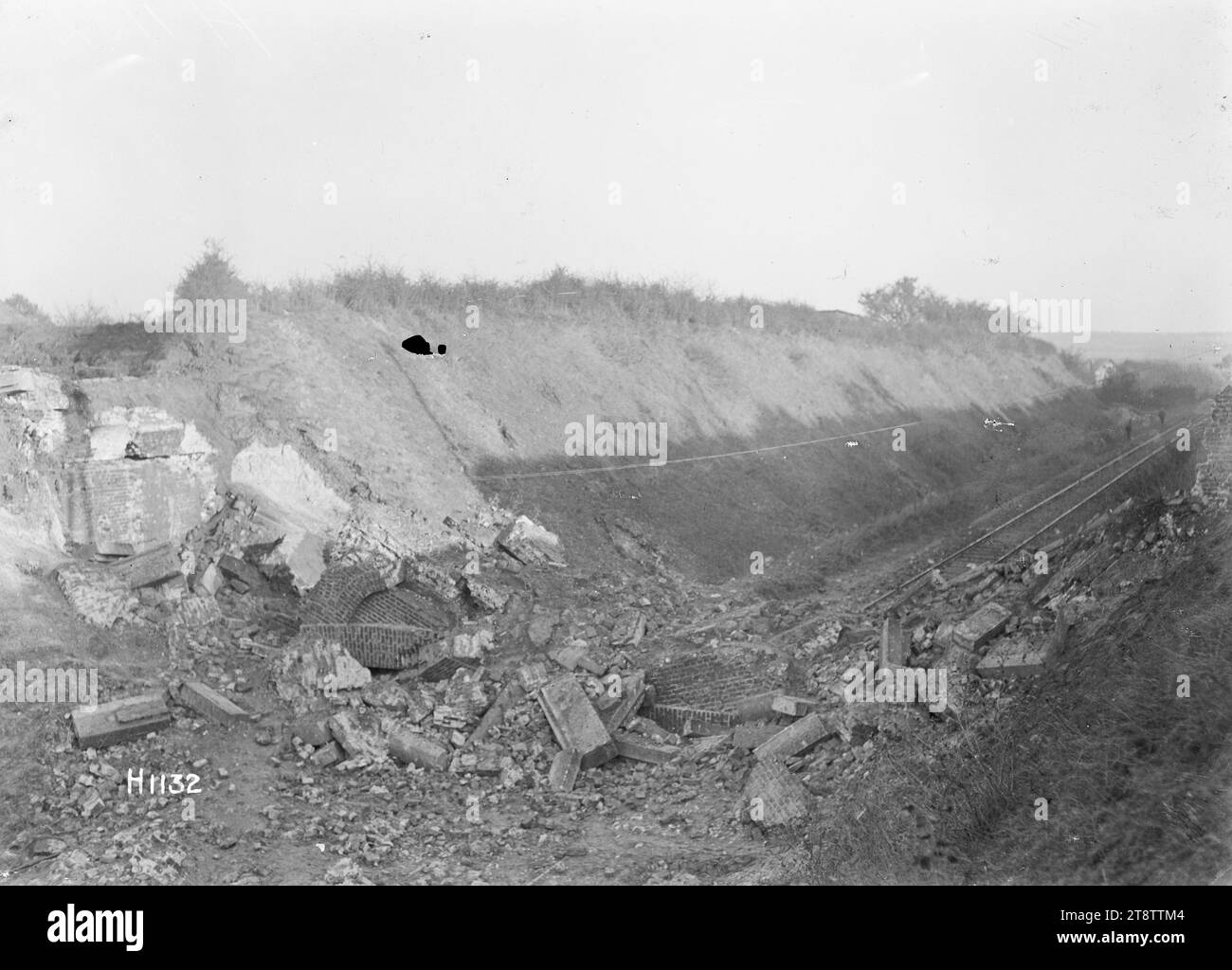 Un ponte fatto saltare in aria dalle truppe tedesche in ritirata nella prima guerra mondiale, in Francia, i resti di un ponte che attraversa binari ferroviari che fu fatto saltare in aria dalle truppe tedesche in ritirata nella prima guerra mondiale Fotografia scattata nei pressi di Solesmes, Francia, il 30 ottobre 1918 Foto Stock