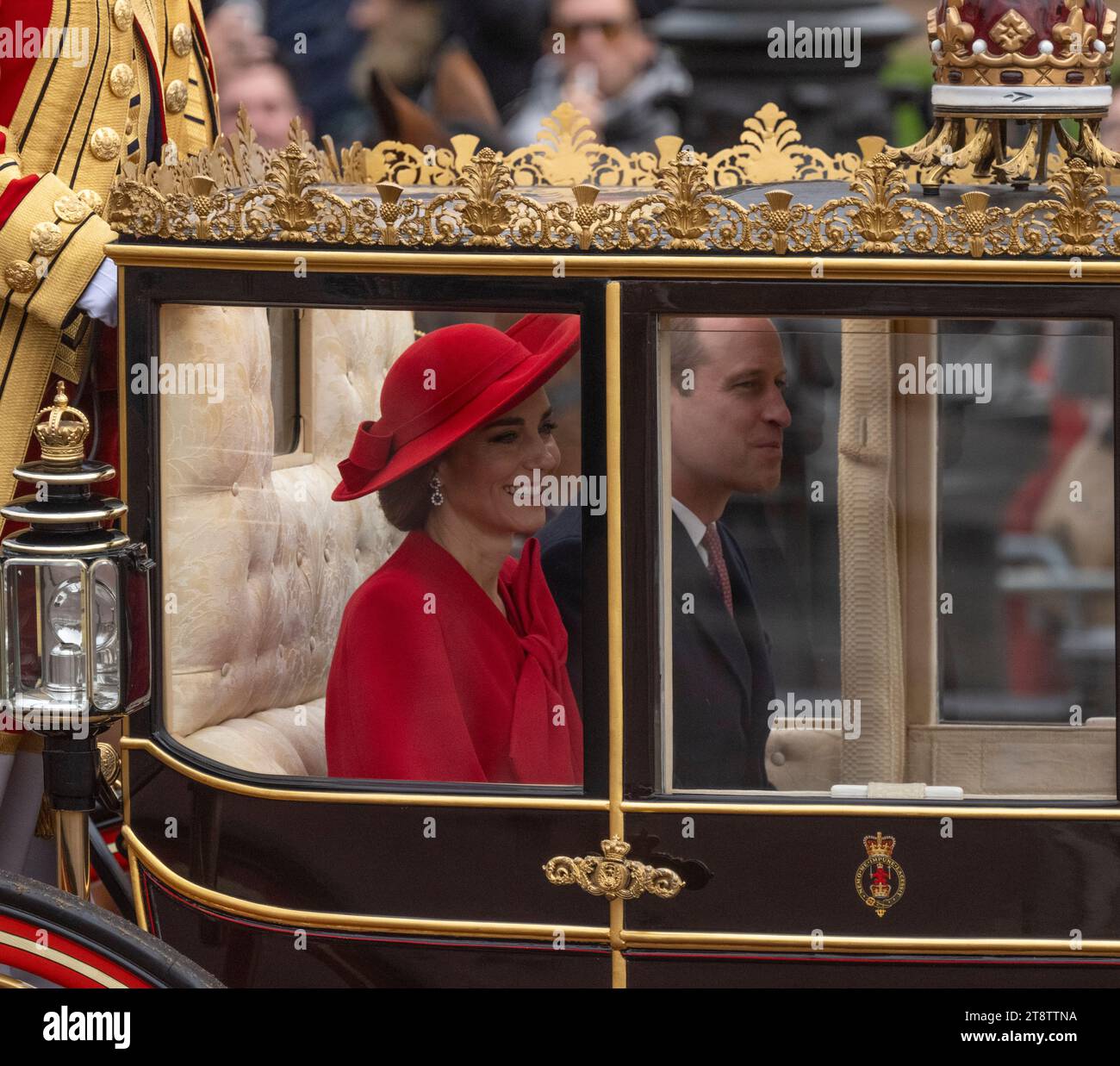 Londra, Regno Unito. 21 novembre 2023. Il presidente della Repubblica di Corea, Yoon Suk Yeol, e la First Lady arrivano a Buckingham Palace lungo il Mall all'inizio della sua visita di Stato nel Regno Unito accompagnati da re Carlo III, la regina Camilla e il principe e la principessa di Galles in processione. Crediti: Malcolm Park/Alamy Live News Foto Stock