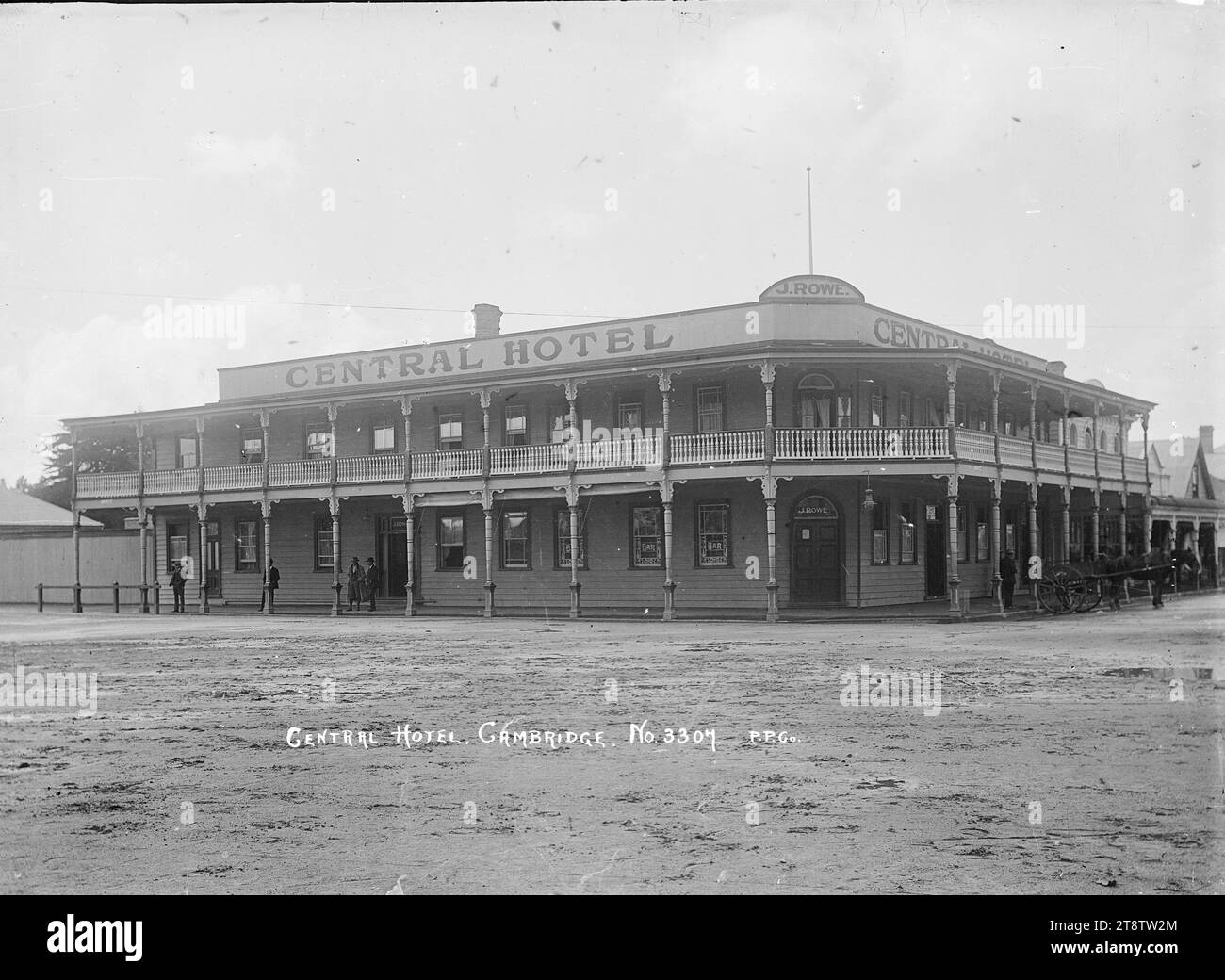 The Central Hotel, Cambridge, Vista del Central Hotel, Cambridge, con il nome J. Rowe sopra la porta. circa 1910-1930. Risale al fatto che il John Rowe era proprietario dell'hotel nel 1915. (Vedere l'elenco degli uffici postali di Wise) e da altre immagini della Price Collection con numeri simili nella sequenza fotografica Foto Stock