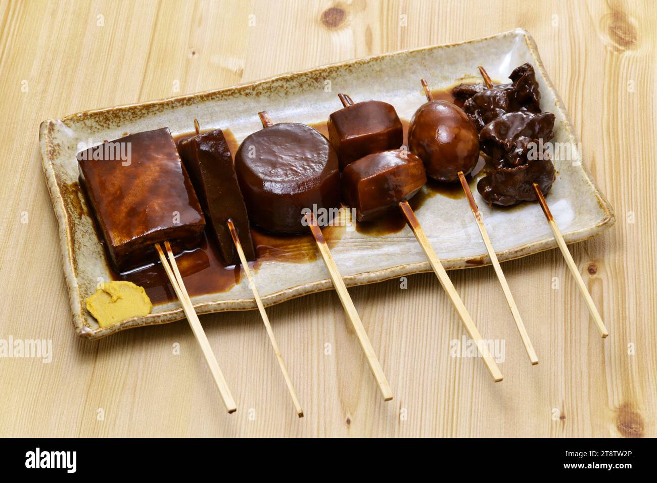 Specialità di Nagoya, stufato miso oden. L'Oden è un piatto tradizionale giapponese preparato con vari ingredienti. Foto Stock