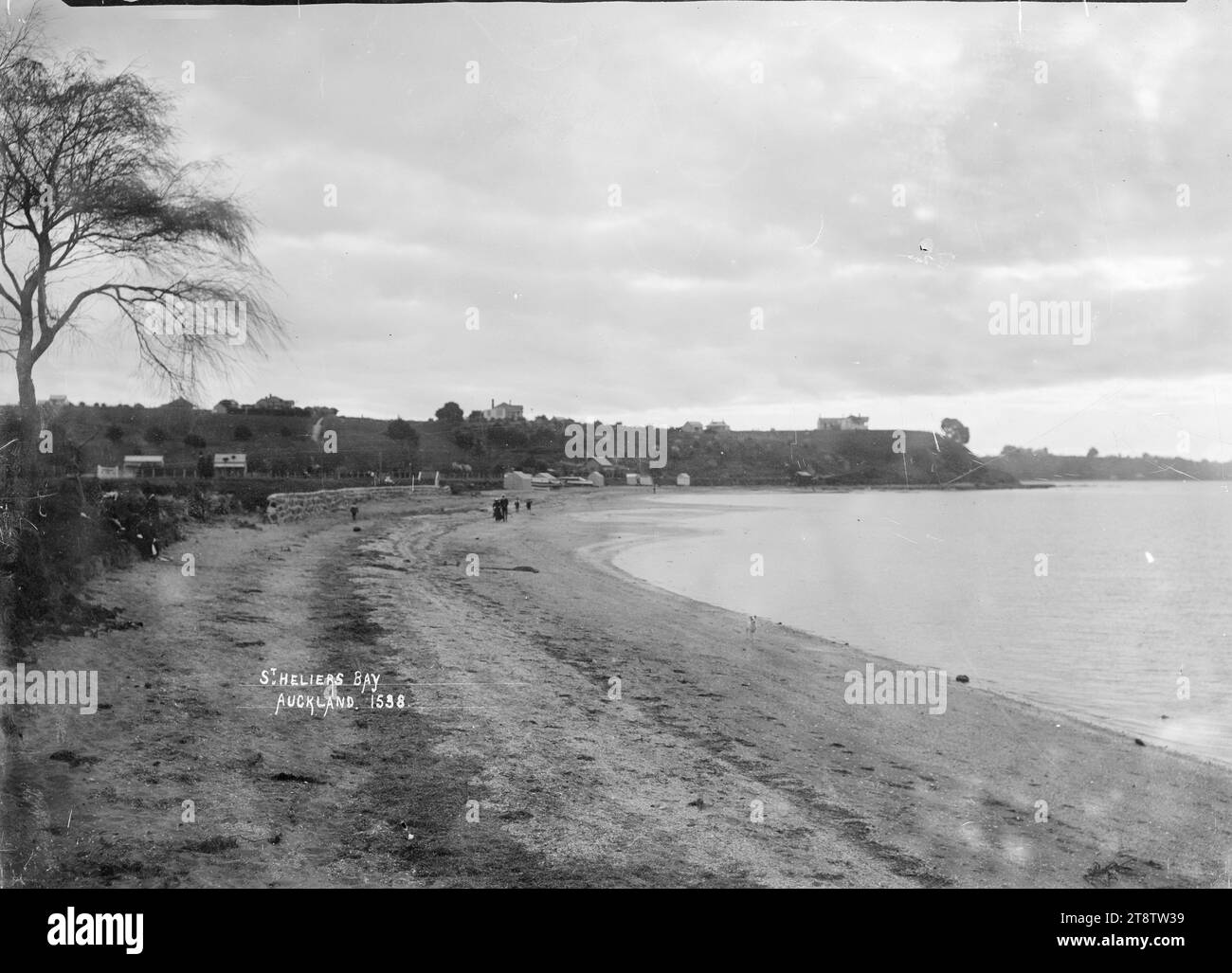 St Heliers Bay, St Heliers, Auckland, nuova Zelanda, Vista della St Heliers Bay, St Heliers, Auckland, nuova Zelanda, guardando ad ovest. Preso dal centro della spiaggia dall'alto segno dell'acqua verso le case alla fine della spiaggia. Fotografato tra il 1910 e il 1930 Foto Stock