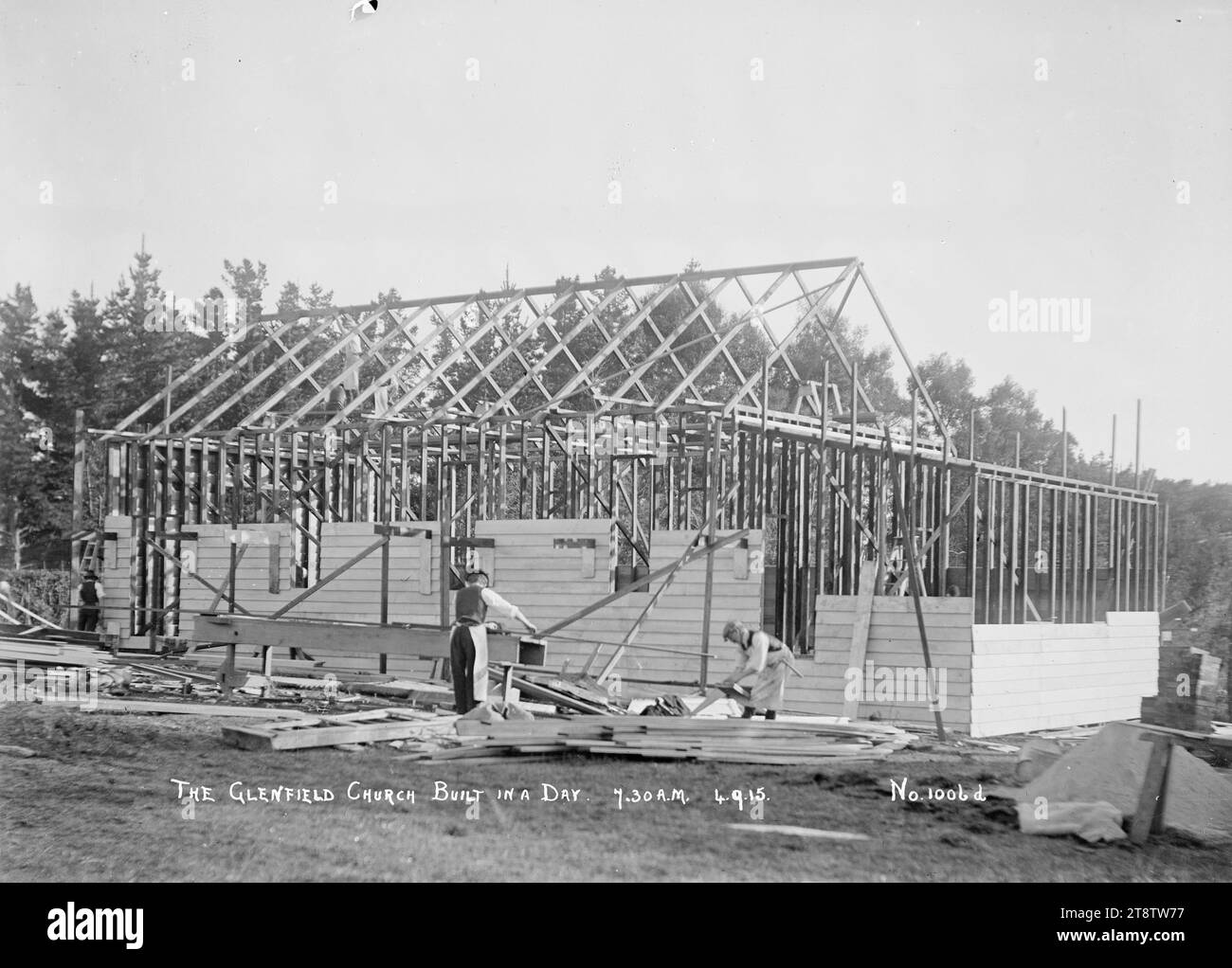 Glenfield Church in costruzione - 7,30.00, vista della chiesa in costruzione. Le pareti e la cornice del tetto sono in alto, e metà delle tavole meteorologiche sono in posizione. Si vedono tre uomini che lavorano alla costruzione. Una di una serie di fotografie scattate durante il giorno Foto Stock