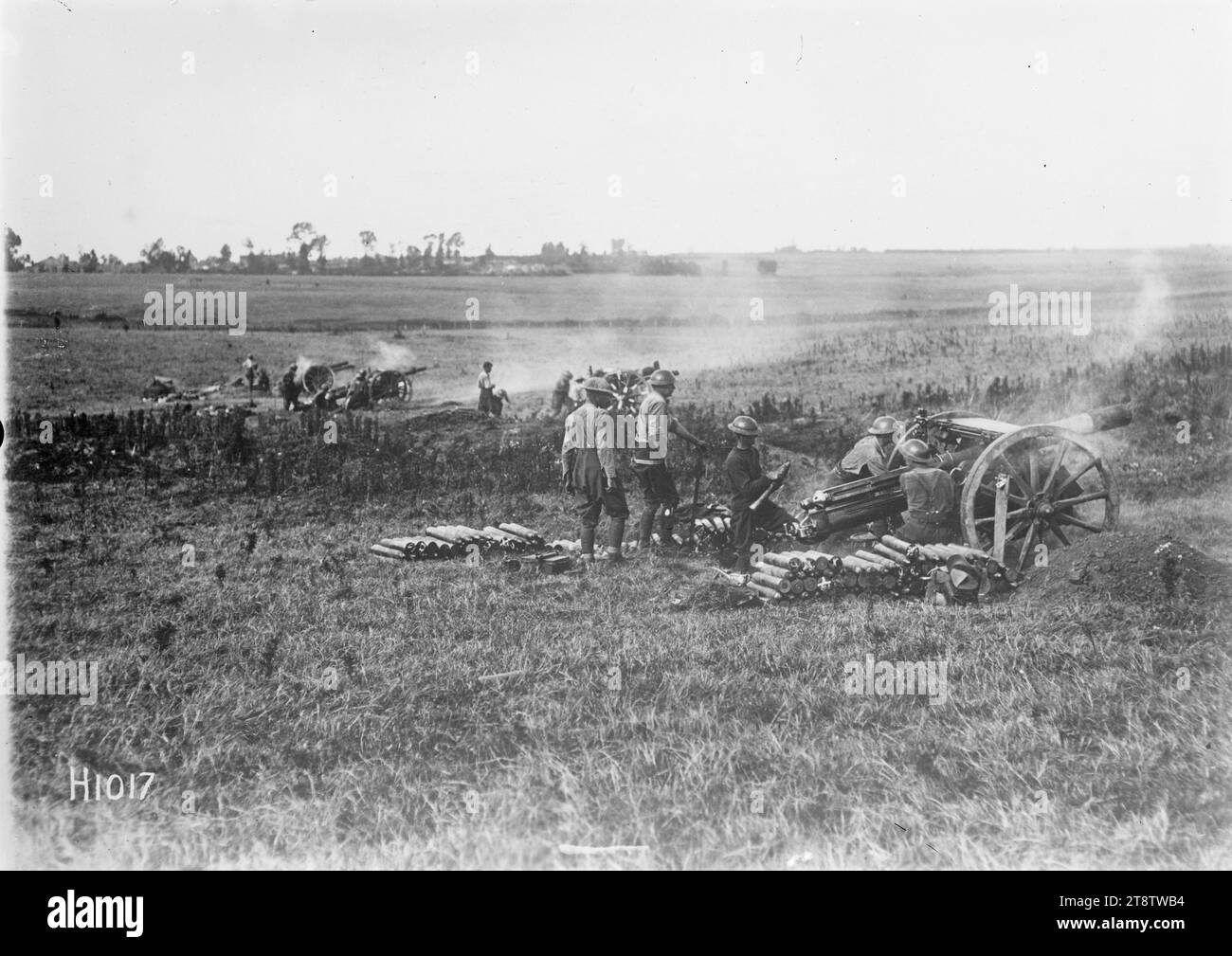 Cannoni neozelandesi in azione in Francia durante la prima guerra mondiale, Una linea di cannoni neozelandesi in azione nella campagna francese (luogo specifico non identificato) durante la prima guerra mondiale Mostra le pistole al momento del fuoco. Notare le pile di gusci intorno alla pistola più vicina. Fotografia scattata l'8 agosto 1918 Foto Stock