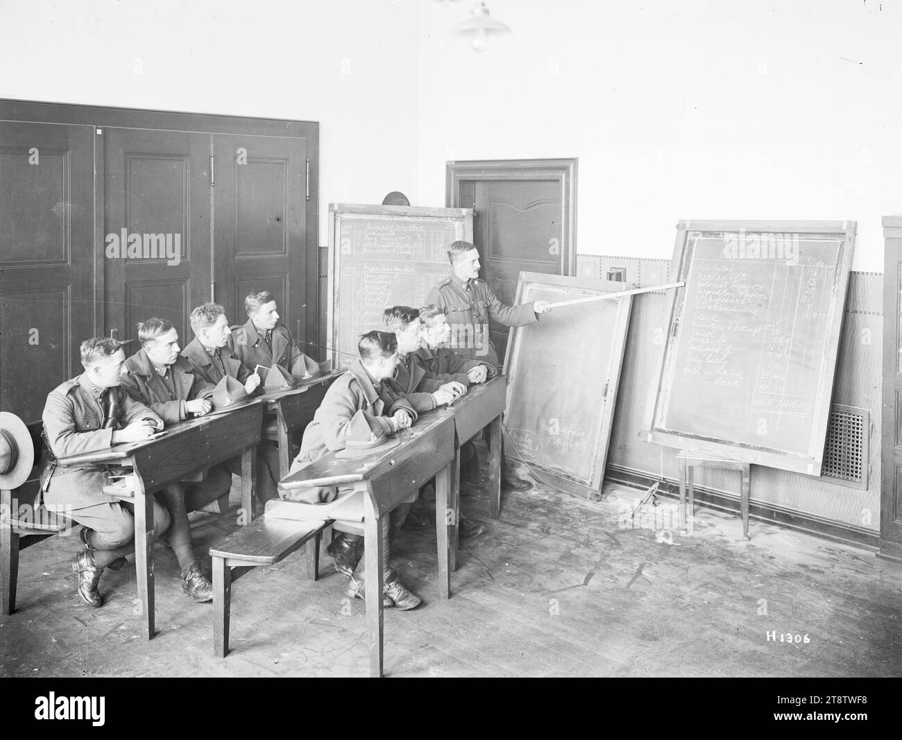 I soldati neozelandesi che ricevono istruzione educativa a Mulheim, in Germania, nel 1919, mostrano soldati neozelandesi non identificati seduti alle scrivanie. Stanno osservando un saldo finanziario scritto su una lavagna che un istruttore mette in evidenza con un puntatore di legno. A lato, un'altra lavagna presenta le intestazioni Acquista libro giornaliero vendite e credito Libro diurno vendite con voci sotto ciascuna. Fotografia scattata a Mulheim nel marzo 1919 Foto Stock