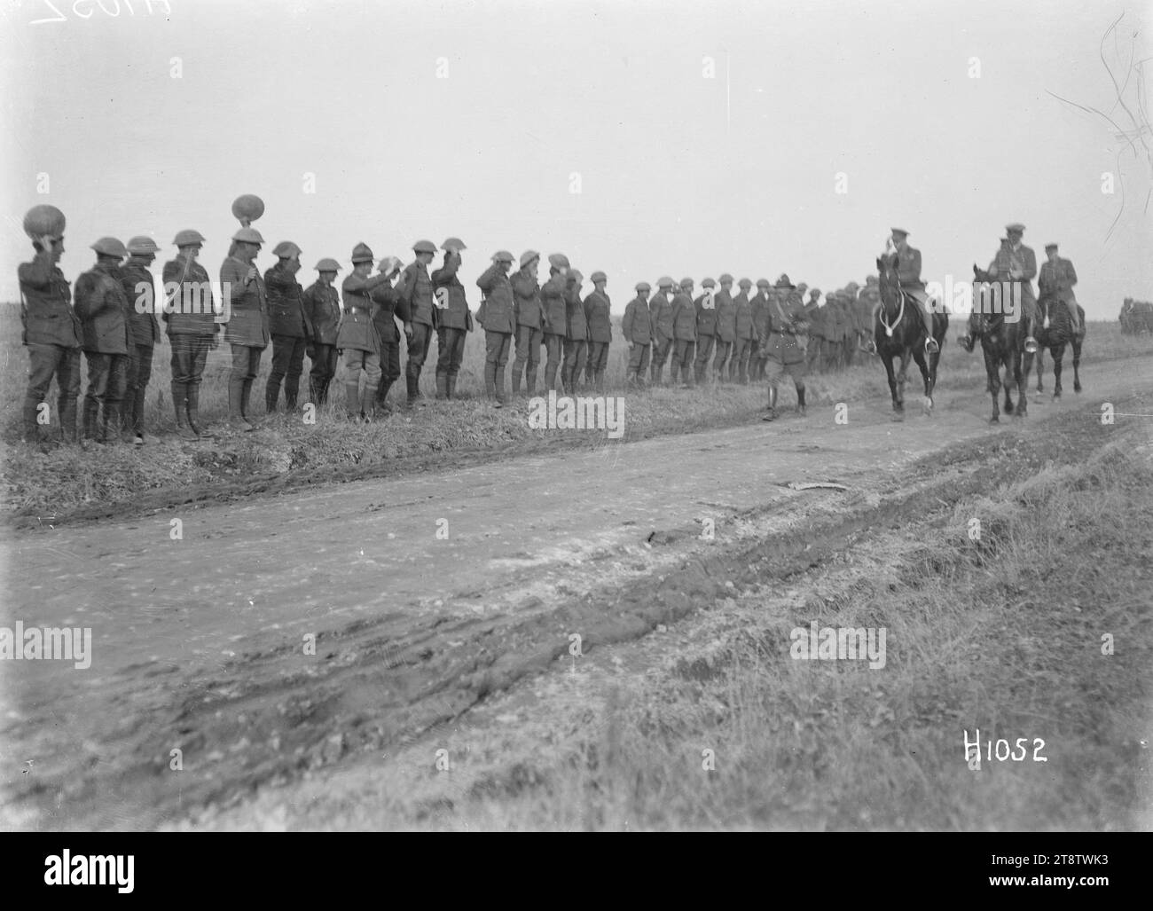 Le truppe neozelandesi a Beauvois, in Francia, visitate da Edoardo, Principe di Galles, durante la prima guerra mondiale, le truppe neozelandesi a Beauvois, in Francia, sono state visitate da Edoardo, Principe di Galles, durante la prima guerra mondiale Mostra una fila di soldati lungo una strada mentre il Principe li passa a cavallo. Fotografia scattata il 14 ottobre 1914 Foto Stock