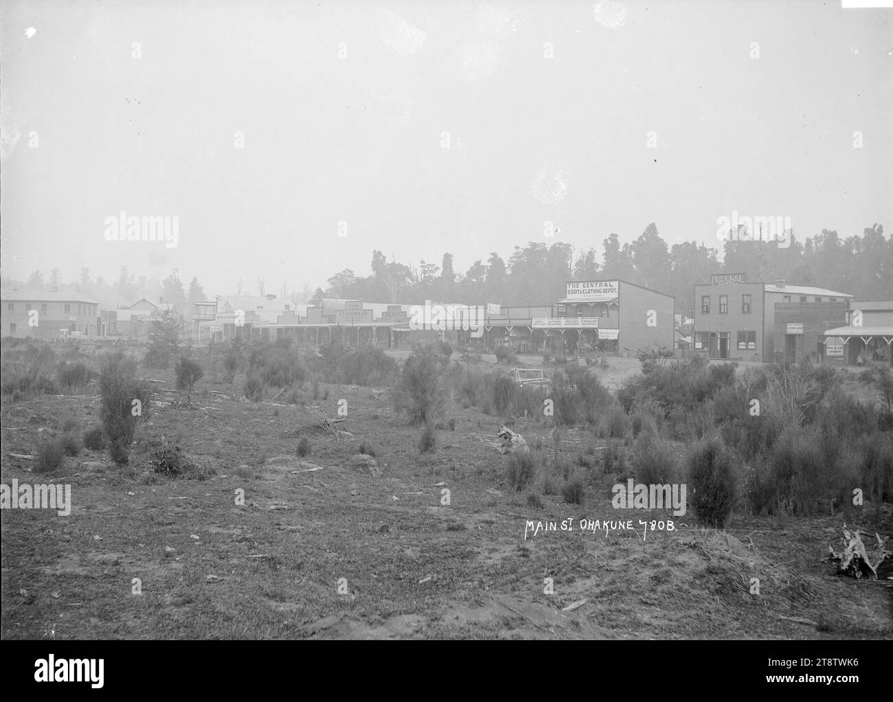 Main Street, Ohakune, guardando attraverso un terreno inutilizzato verso una fila di negozi sulla Main Street di Ohakune intorno al 1910. Mostra il Federal Hotel e il Central Boot & Clothing Depot Foto Stock