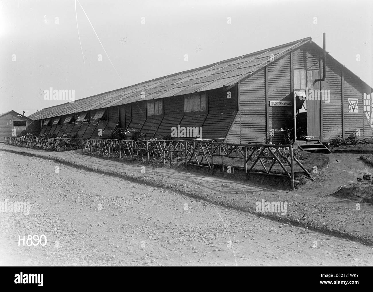 Il Manawatu, la capanna YMCA presso il New Zealand Stationary Hospital di Wisques, Francia, prima guerra mondiale, esterno della capanna 'Manawatu' YMCA che fornisce un servizio mensa presso il New Zealand Stationary Hospital di Wisques, Francia, durante la prima guerra mondiale All'esterno sono presenti piccoli letti di fiori delimitati da recinzioni in legno a motivi geometrici. Un cartello 'YMCAa' appare sul lato dell'edificio in legno. Fotografia scattata il 16 agosto 1918 Foto Stock