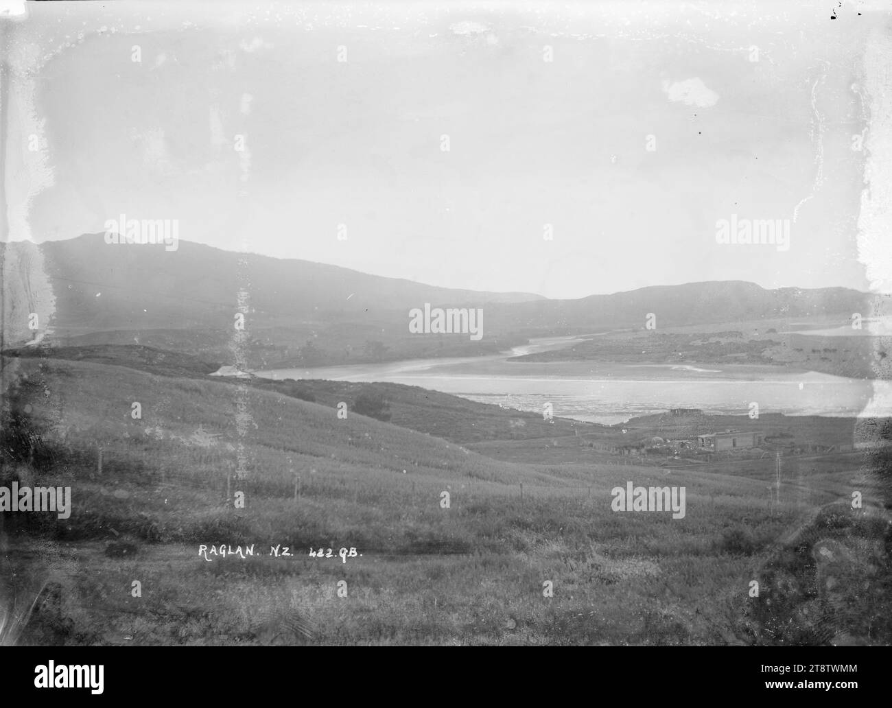 Raglan, New Zealand Harbour, vista generale, circa 1911, vista generale su Raglan, New Zealand Harbour. Preso intorno al 1911 da 'G B', datato da immagini nella stessa sequenza di numeri Foto Stock