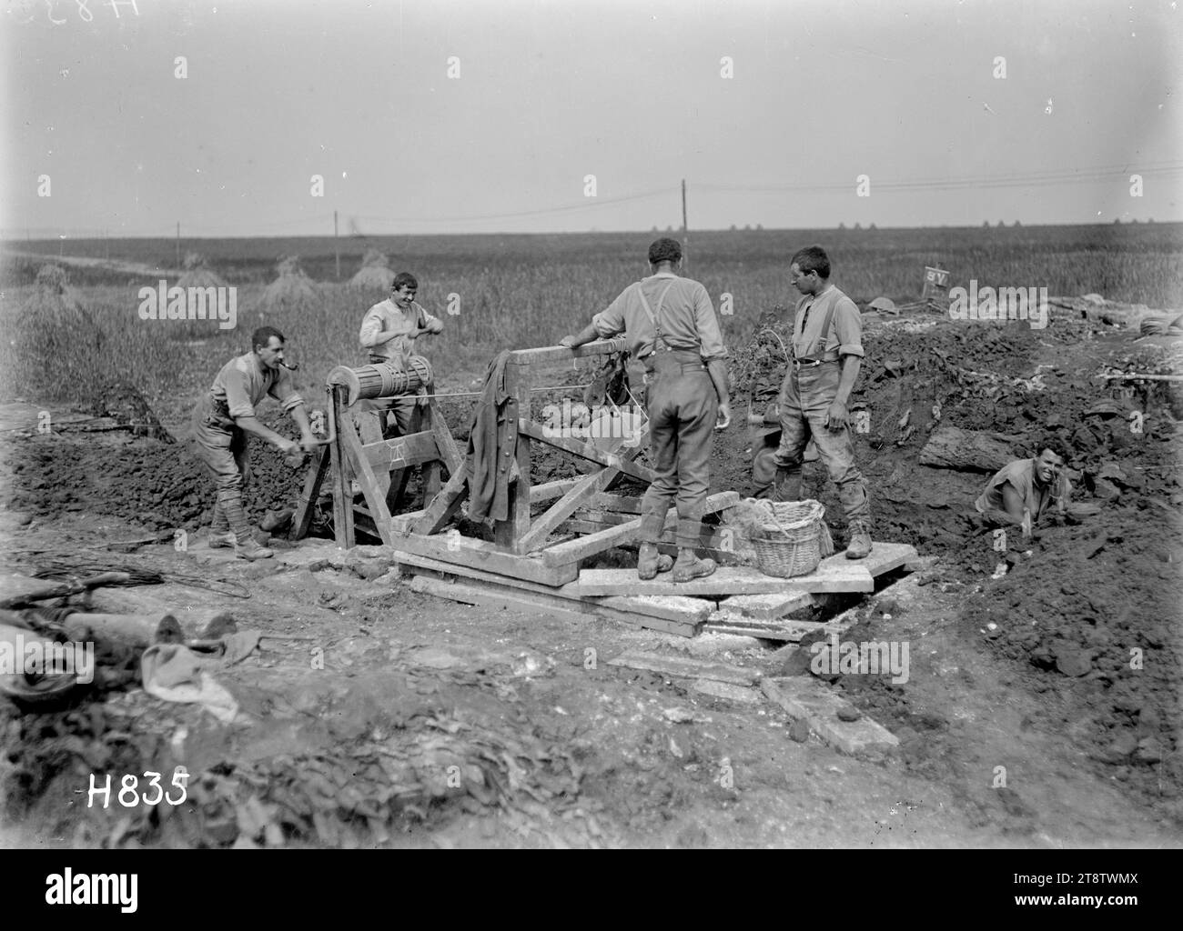 Soldati della prima guerra mondiale che costruirono un scavato nei campi di grano a Bayencourt, Francia, soldati della prima guerra mondiale che costruirono un scavato nei campi di grano a Bayencourt, Francia, 28 luglio 1918 Foto Stock