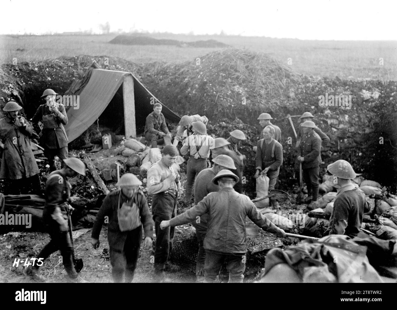 Costruendo un quartier generale di battaglione durante la prima guerra mondiale, Courcelles, soldati neozelandesi che lavorano per creare un quartier generale di battaglione vicino alla linea del fronte. Mostra sacchi di sabbia riempiti mentre le truppe scavano e fortificano la loro posizione. Foto scattata Courcelles 6 aprile 1918 Foto Stock