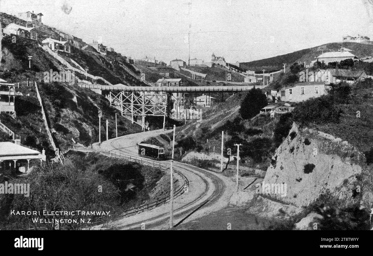 Cartolina. Karori Electric Tramway, Wellington, nuova Zelanda, N.Z. 1908, mostra un tram su rotaie che sale su Glenmore Street verso il viadotto di Kelburn. Le case sono visibili sulle colline a destra e a sinistra Foto Stock