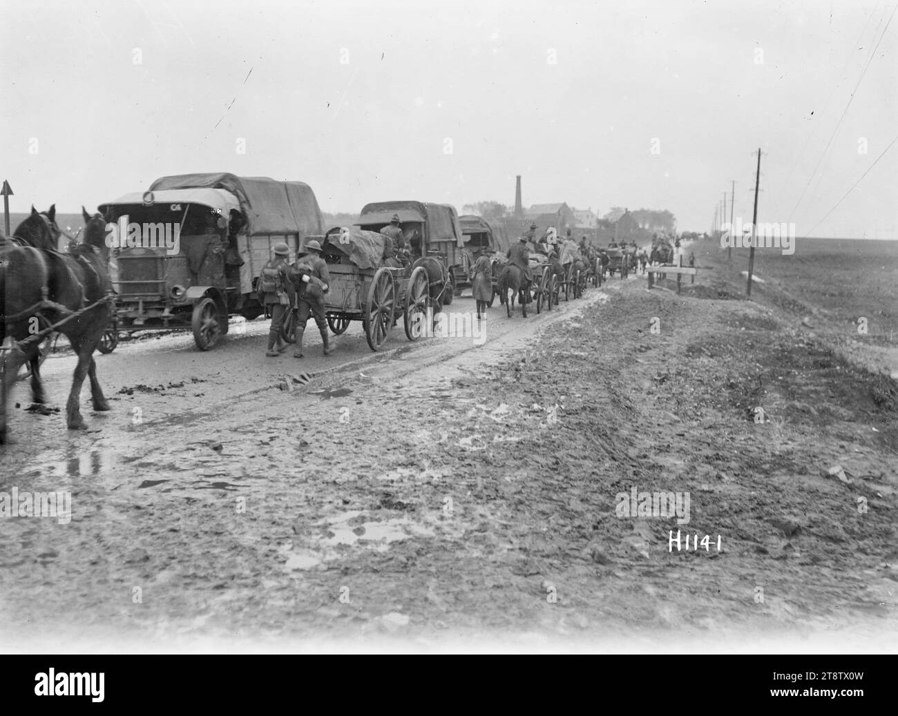 Trasporto militare neozelandese in movimento lungo una strada a le Quesnoy, Francia, trasporto militare neozelandese in movimento lungo una strada a le Quesnoy, Francia durante la prima guerra mondiale Mostra camion e carri trainati da cavalli. Fotografia scattata il 30 ottobre 1918 Foto Stock