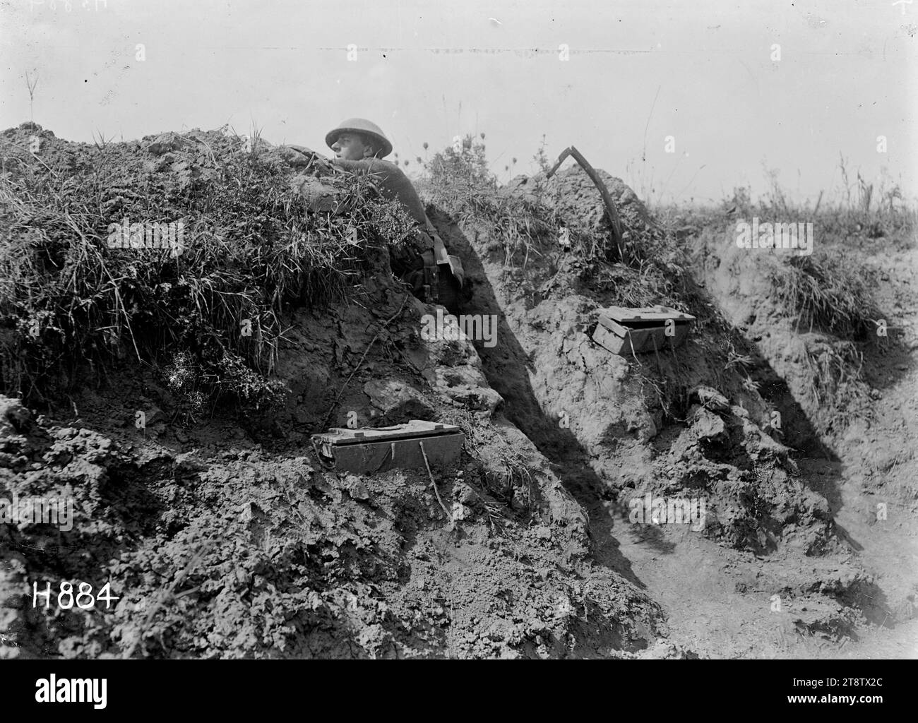 Una sentinella neozelandese in prima linea, Gommecourt Wood, Francia, Una sentinella neozelandese si trova in un'enclave scavata in un muro di trincea in prima linea a Gommecourt Wood durante la seconda campagna della somme, la prima guerra mondiale La testa con elmetto del soldato è appena sopra il livello del terreno. Fotografia scattata il 10 agosto 1918 Foto Stock