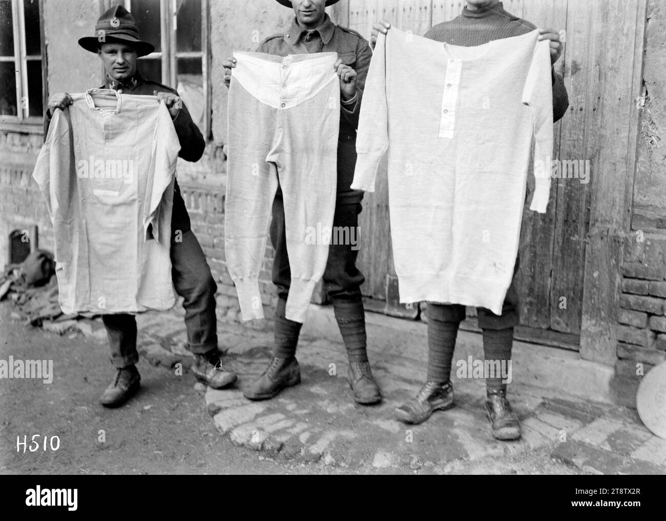 Biancheria intima dell'esercito neozelandese rispetto ai soldati tedeschi, della prima guerra mondiale, i soldati neozelandesi trattengono biancheria intima neozelandese e dell'esercito tedesco per confrontare i materiali di cui ogni tipo è fatto. Mentre il primo è fatto di lana, il secondo è costituito da un materiale più leggero "simile a un sacco". Foto scattata Bus-les-Artois il 15 aprile 1918 Foto Stock